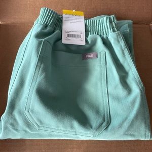 ❌ SOLD XXS NWT Yola Jade figs regular scrub pants
